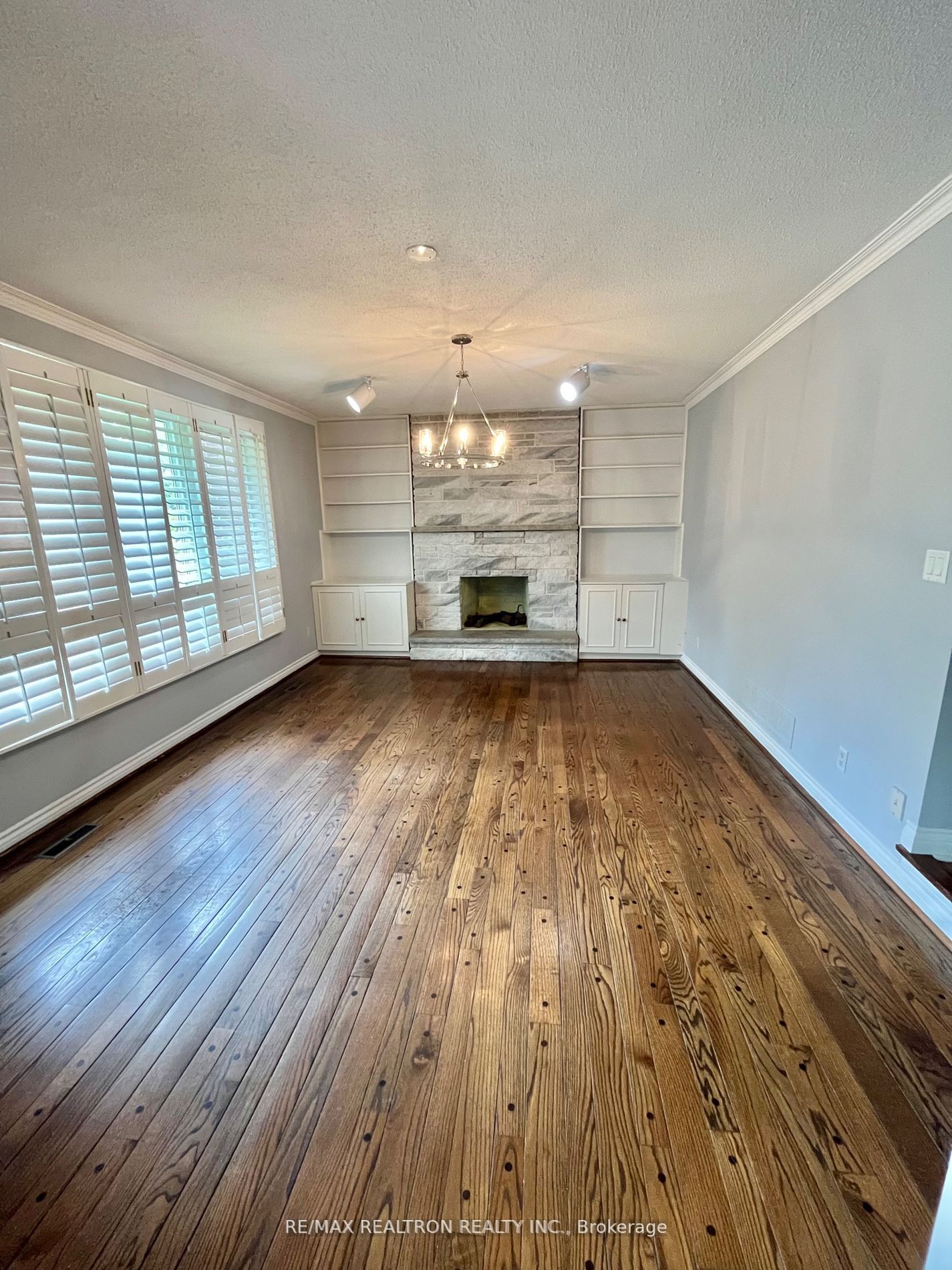 23 Lawnview Drive, North York 3