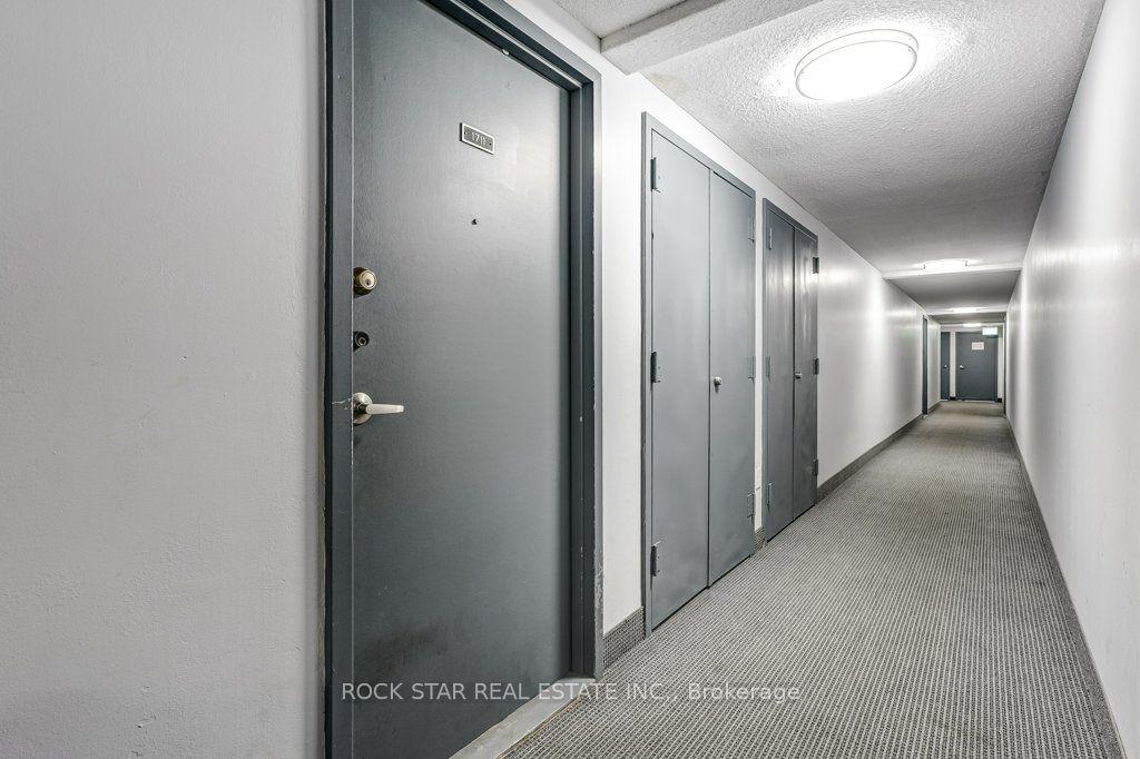 Unit 1711 - 10 Sunny Glenway, Toronto 4
