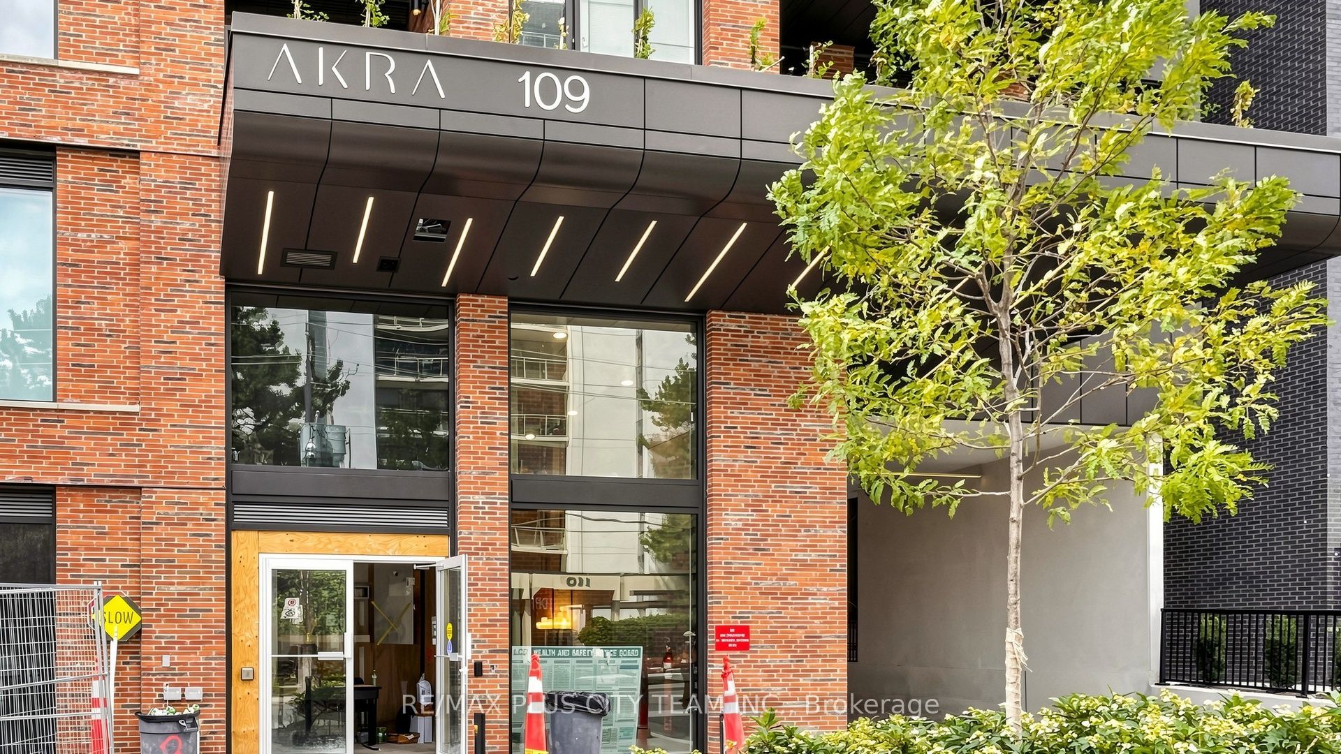 Unit 204 - 109 Erskine Avenue, Toronto 2