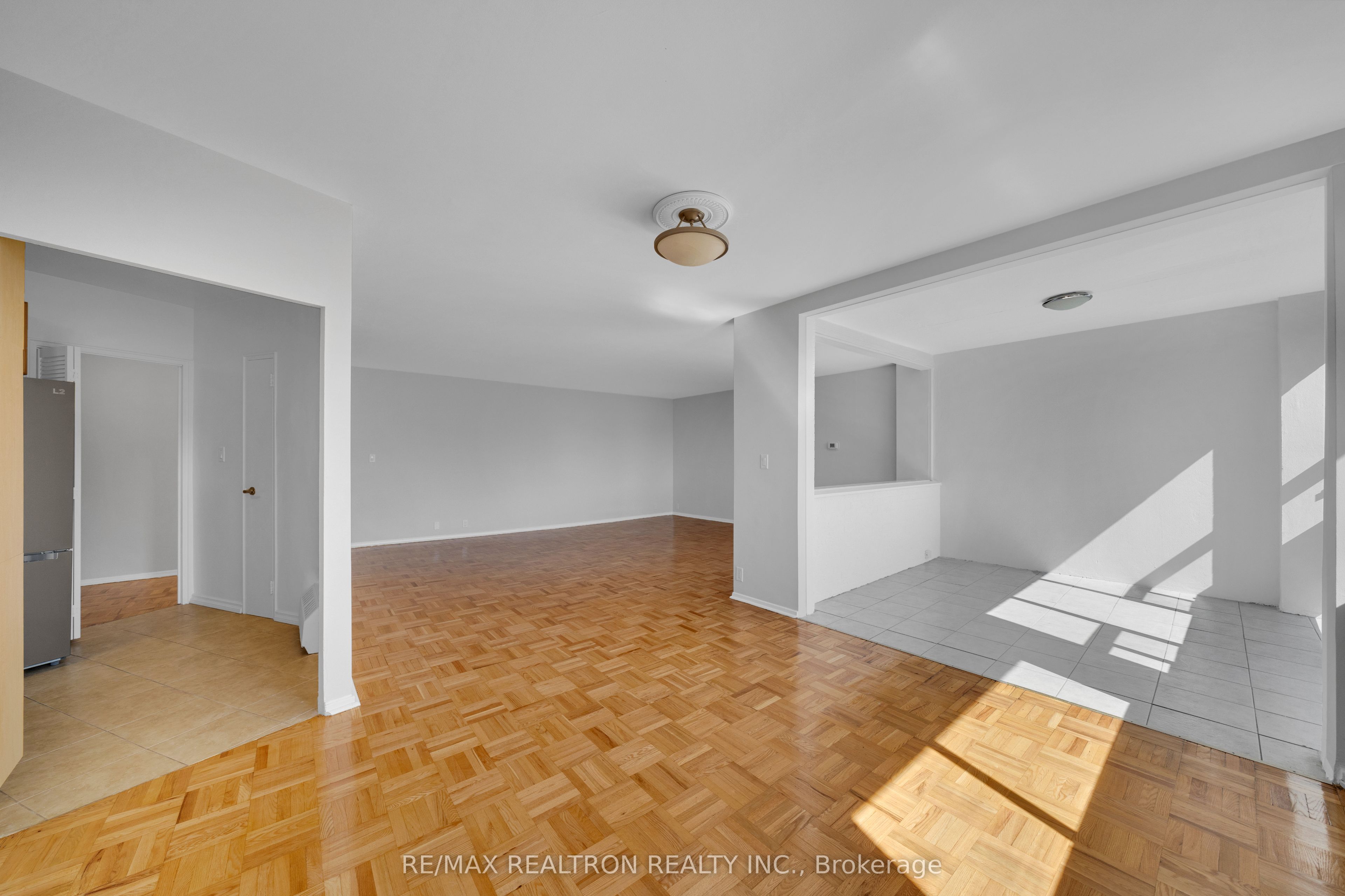 Unit 401 - 9 Deer Park Crescent, Toronto 3