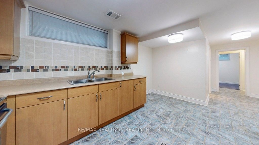Unit Bsmt - 31 Whitelock Crescent, North York 5