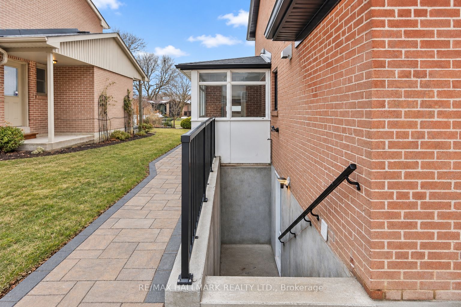 Unit Lower - 18 Aldenham Crescent, North York 2
