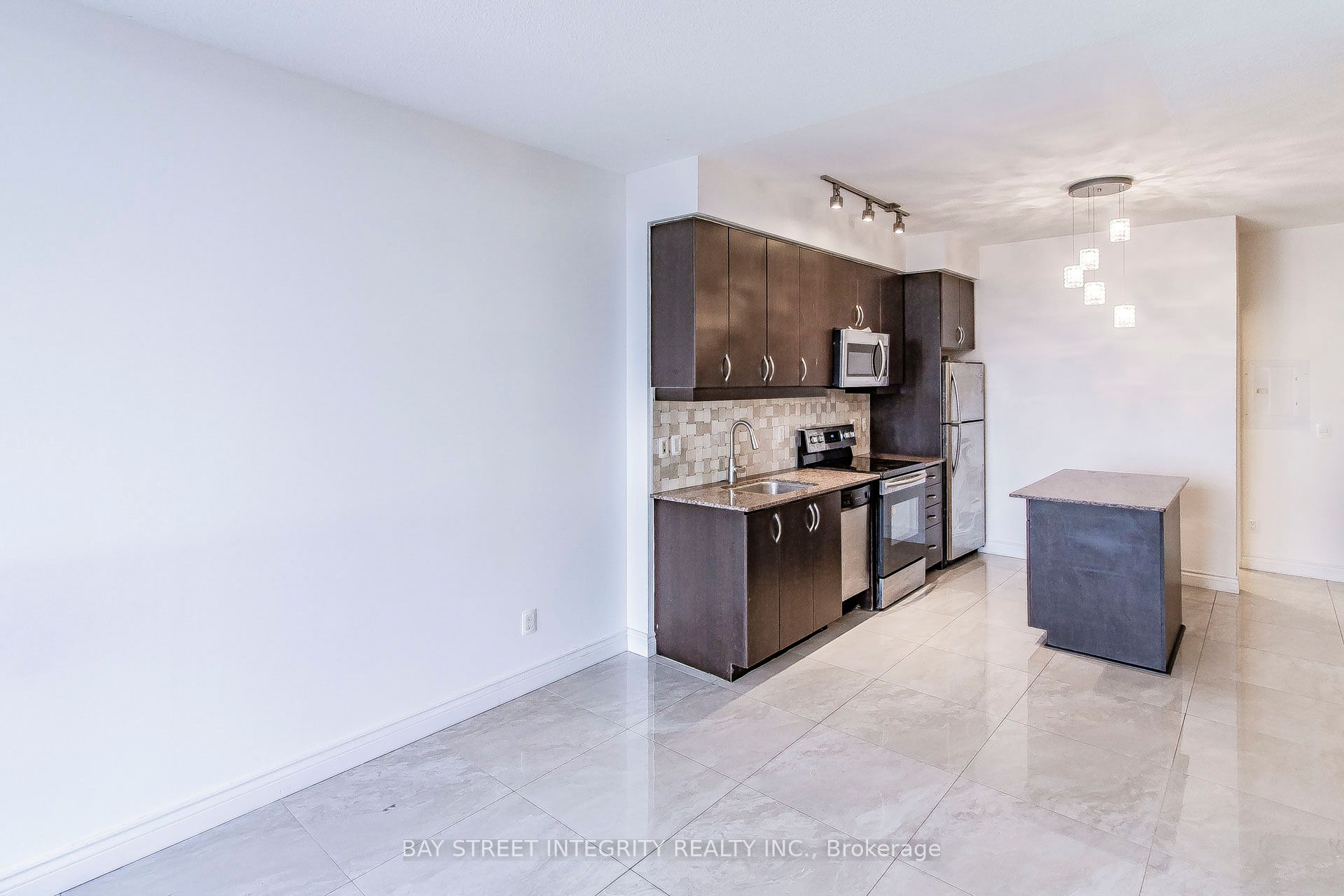 Unit 813 - 2885 Bayview Avenue, North York 4