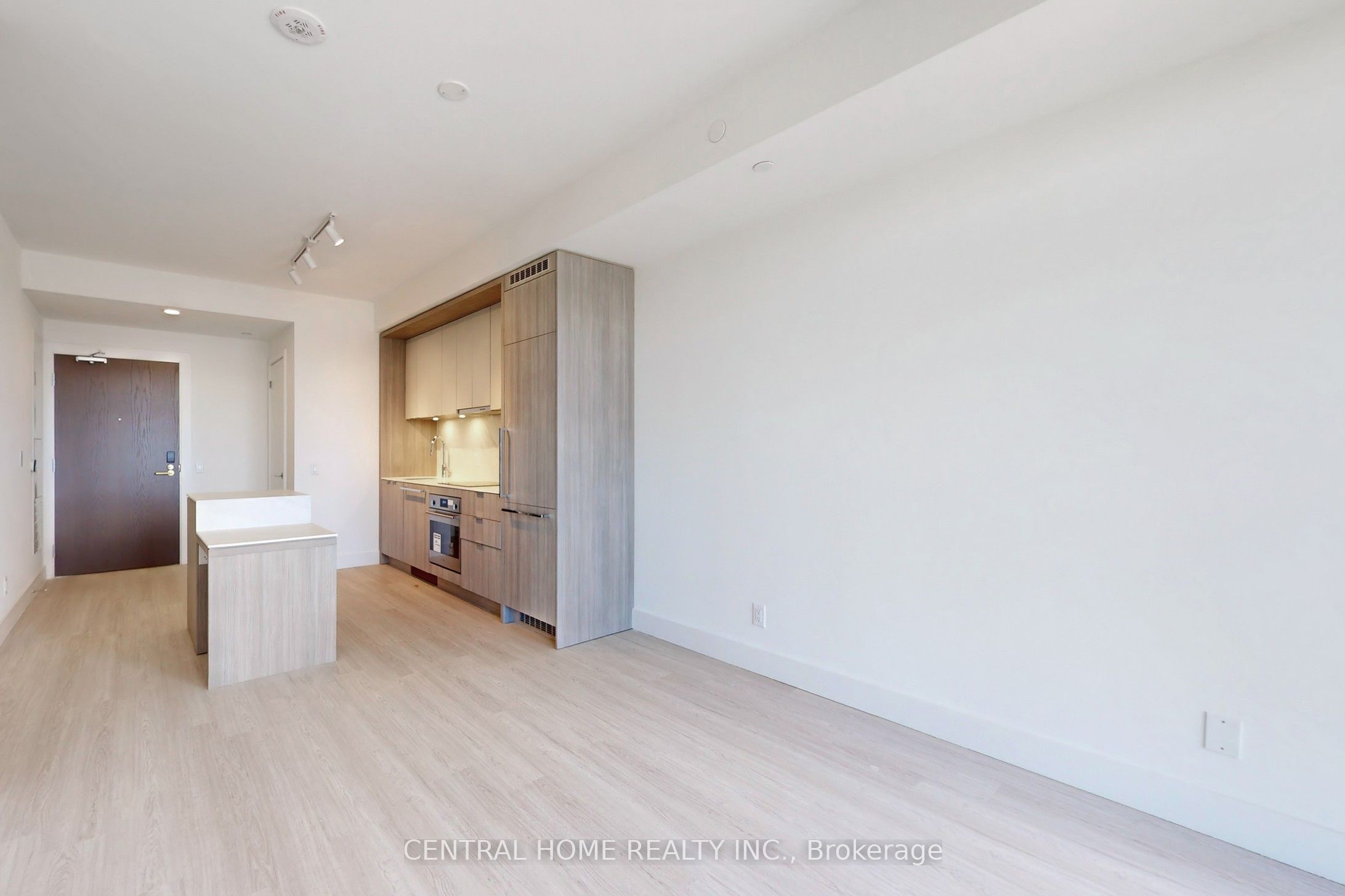 Unit 917 - 6 Greenbriar Road, North York 4