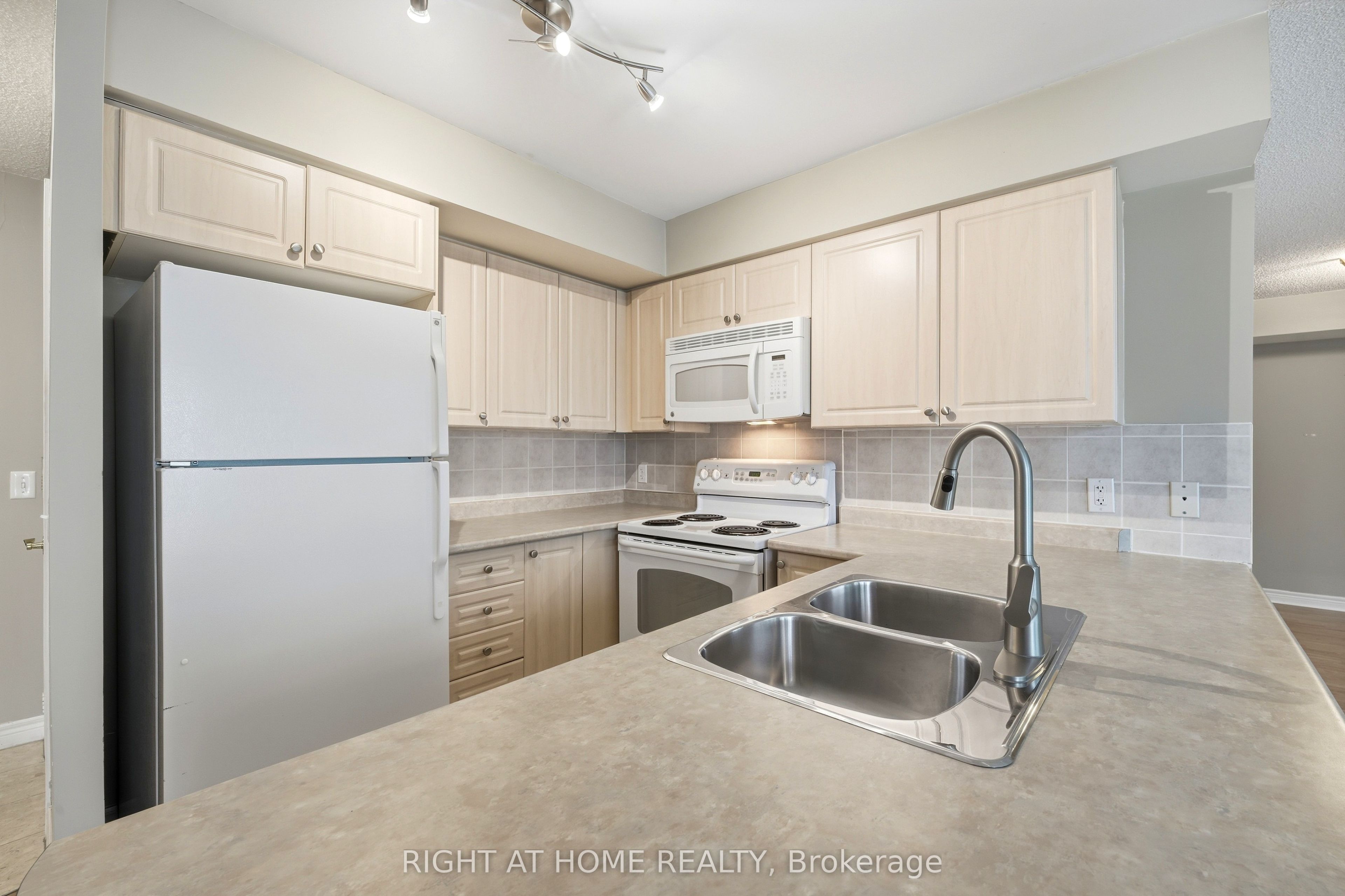 Unit 701 - 51 Lower Simcoe Street, Toronto 4