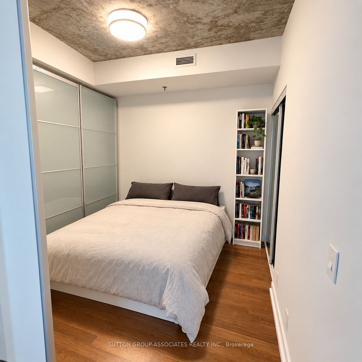 Unit 606 - 15 Beverley Street, Toronto 5