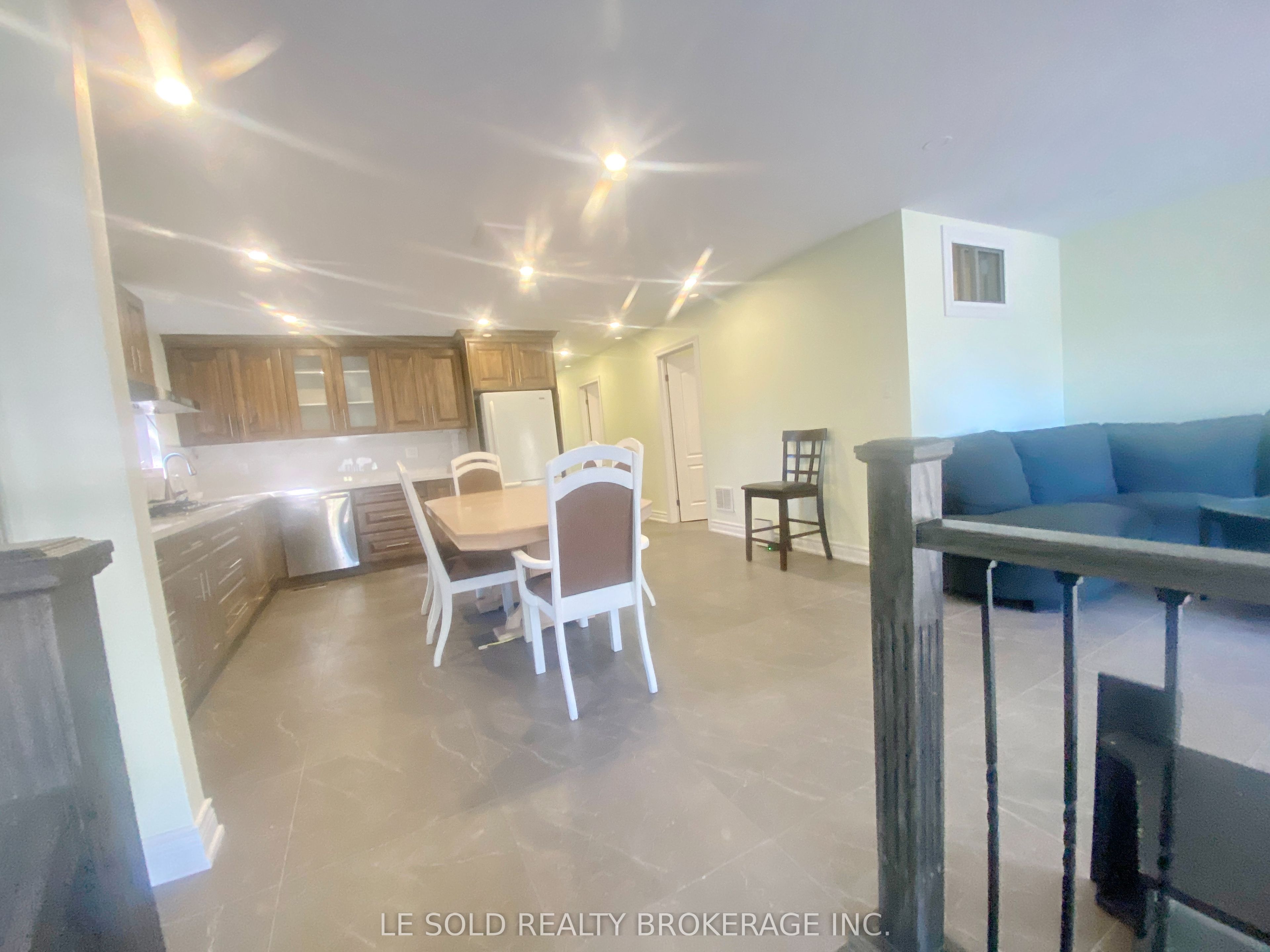 Unit Upper - 2 Chipwood Crescent, North York 4