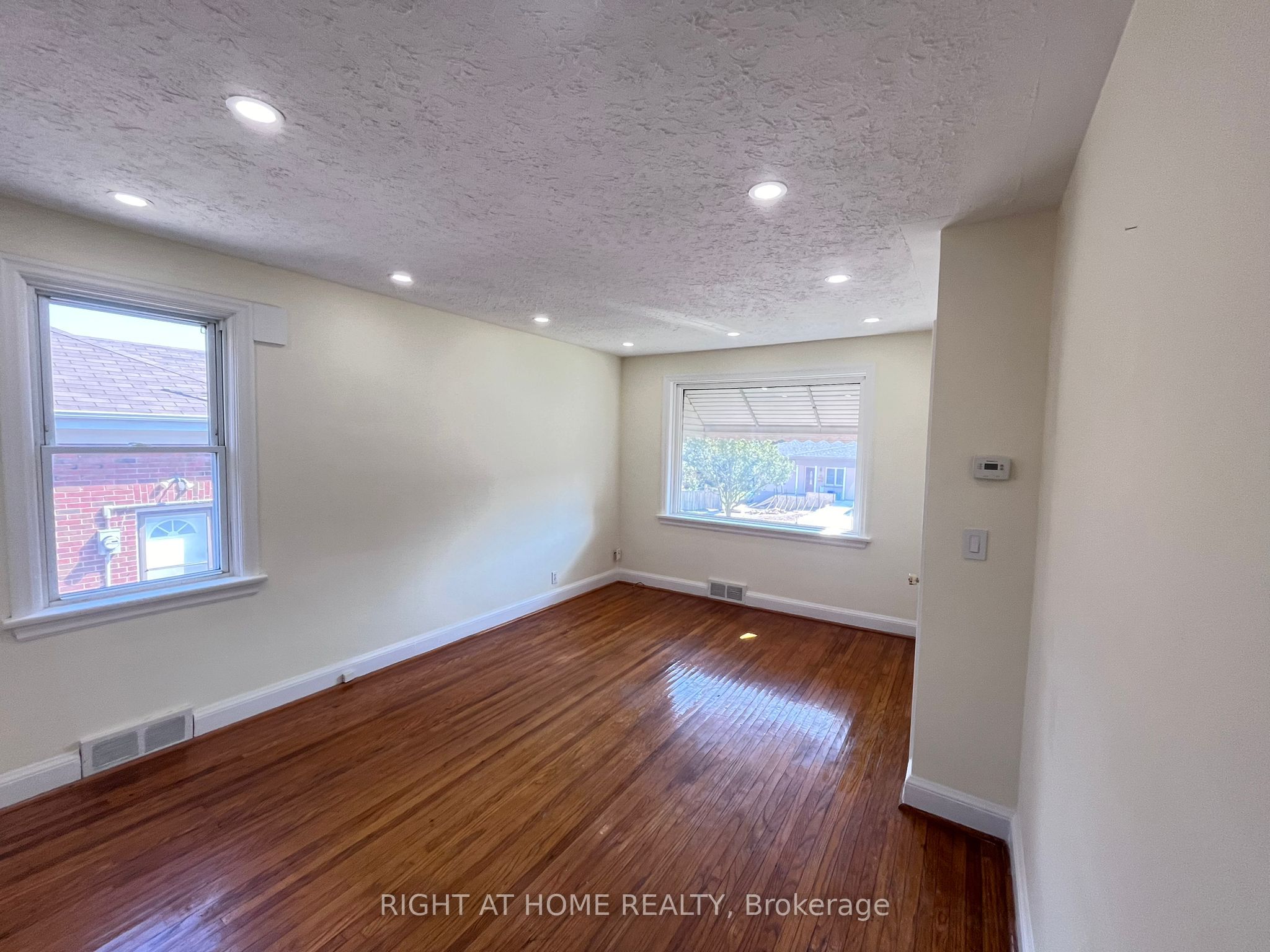 Unit Main flloor - 224 College Avenue, Oshawa 4