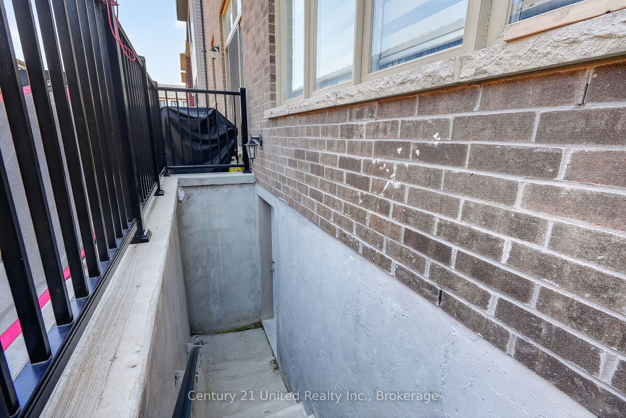 Unit 2 (lower level) - 1040 Suddard Avenue, Oshawa 4