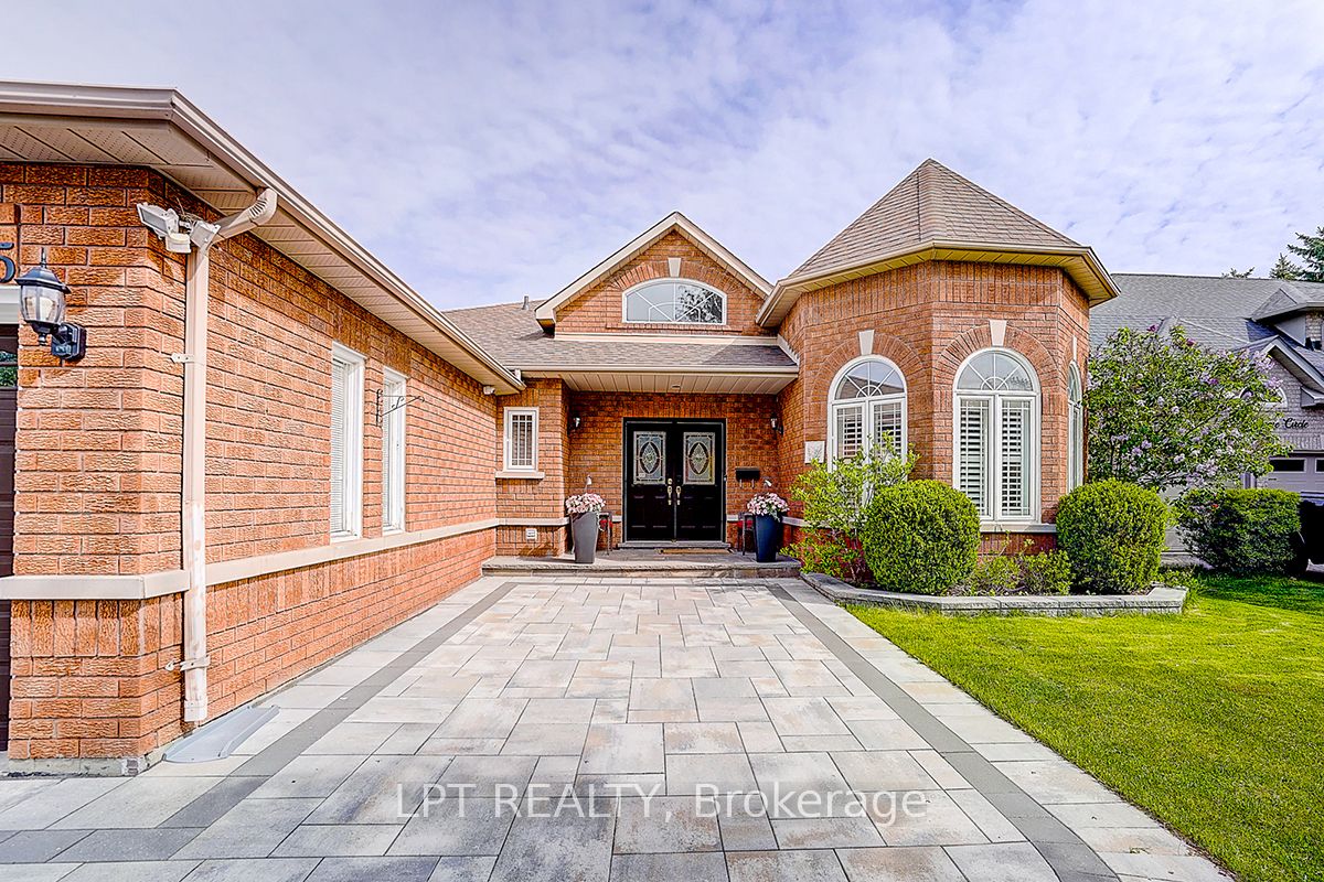 585 Holgate Circle, Newmarket 3