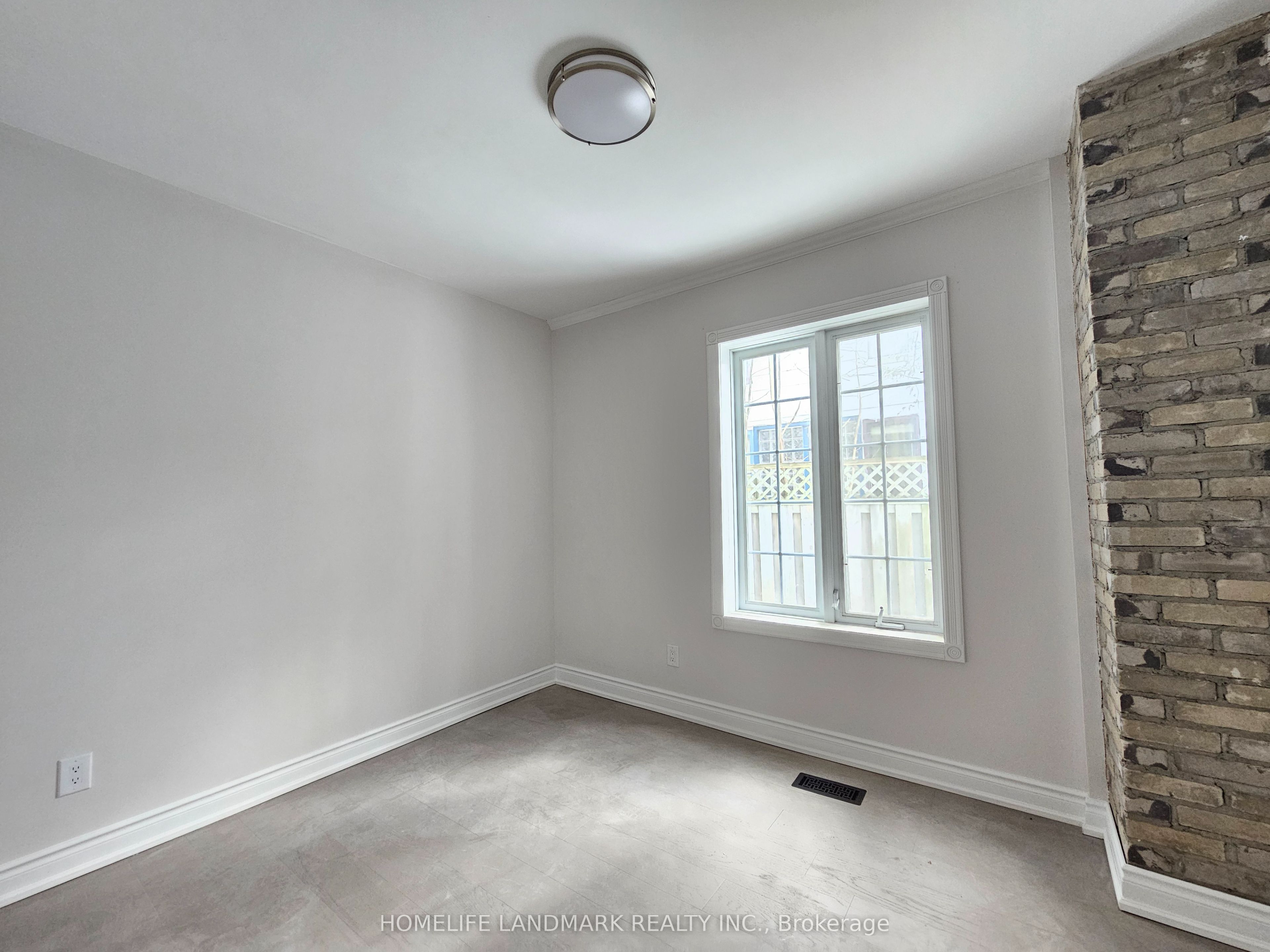 Unit Side Unit (Facing North) - 18852 Leslie Street, East Gwillimbury 3
