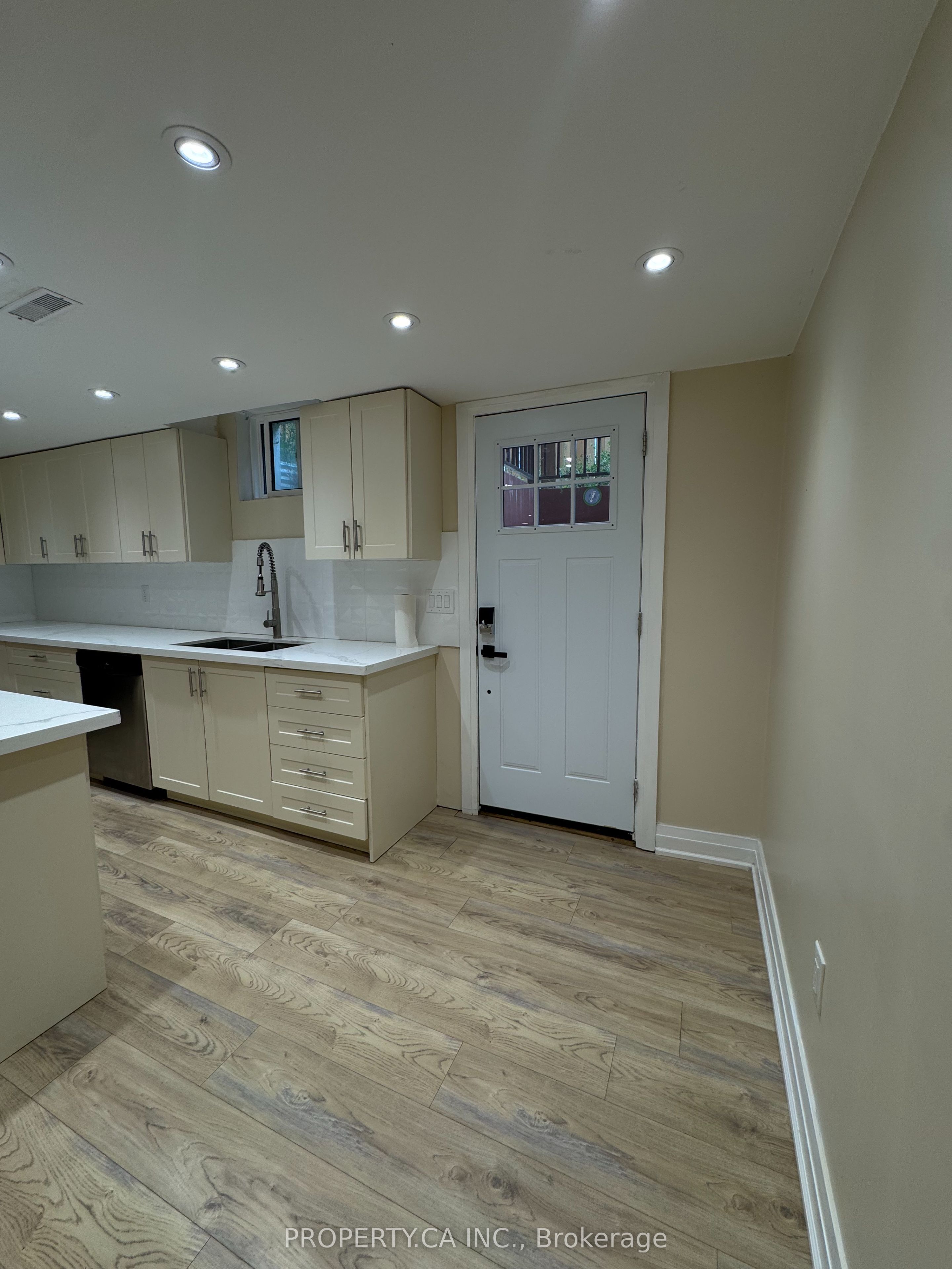 Unit Lower - 746 Leslie Valley Drive, Newmarket 4
