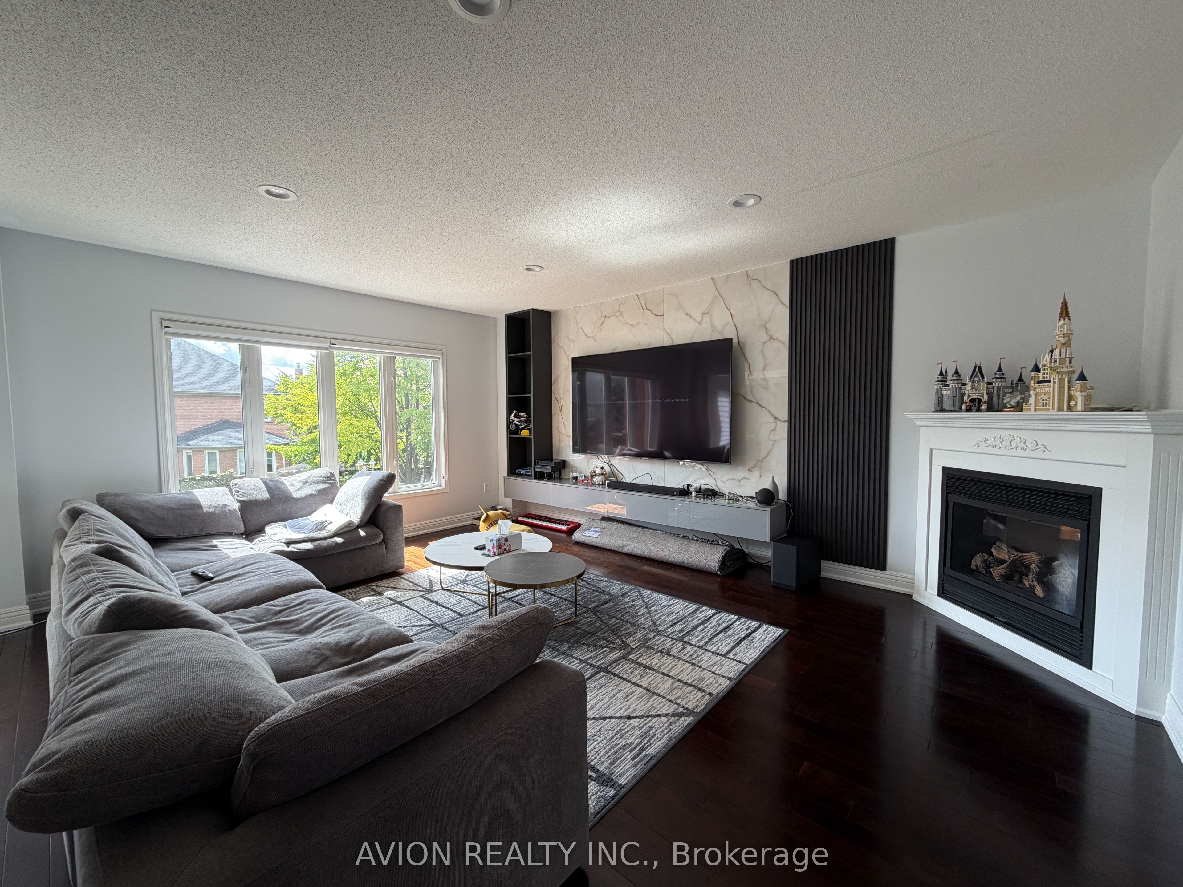 29 Falling River Drive, Richmond Hill 2