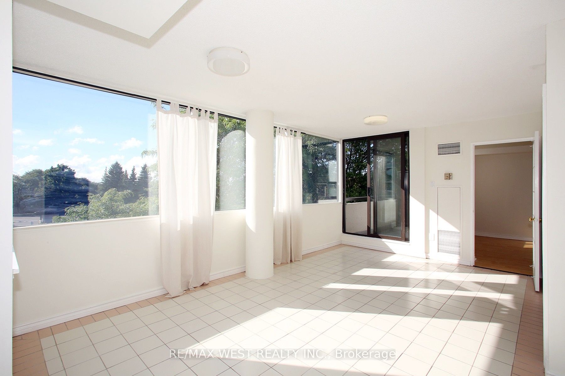 Unit 305 - 40 Harding Boulevard W, Richmond Hill 5