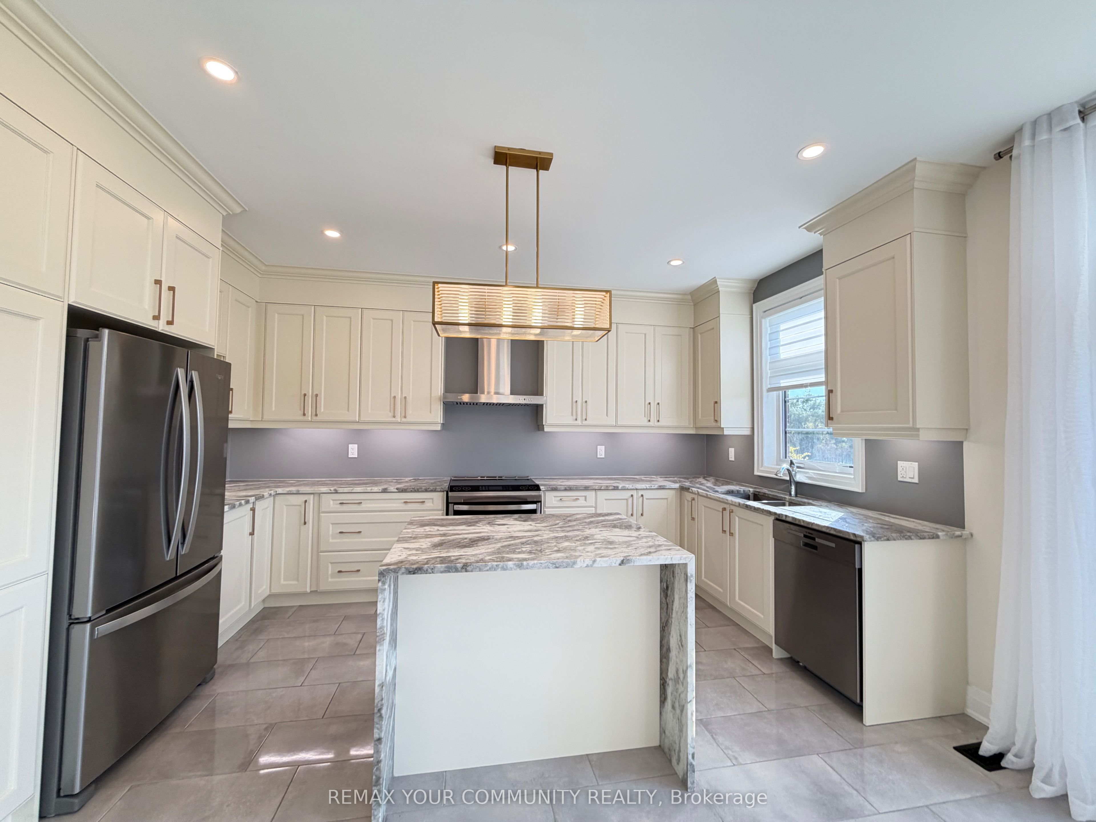 22 Upbound Court, East Gwillimbury 3
