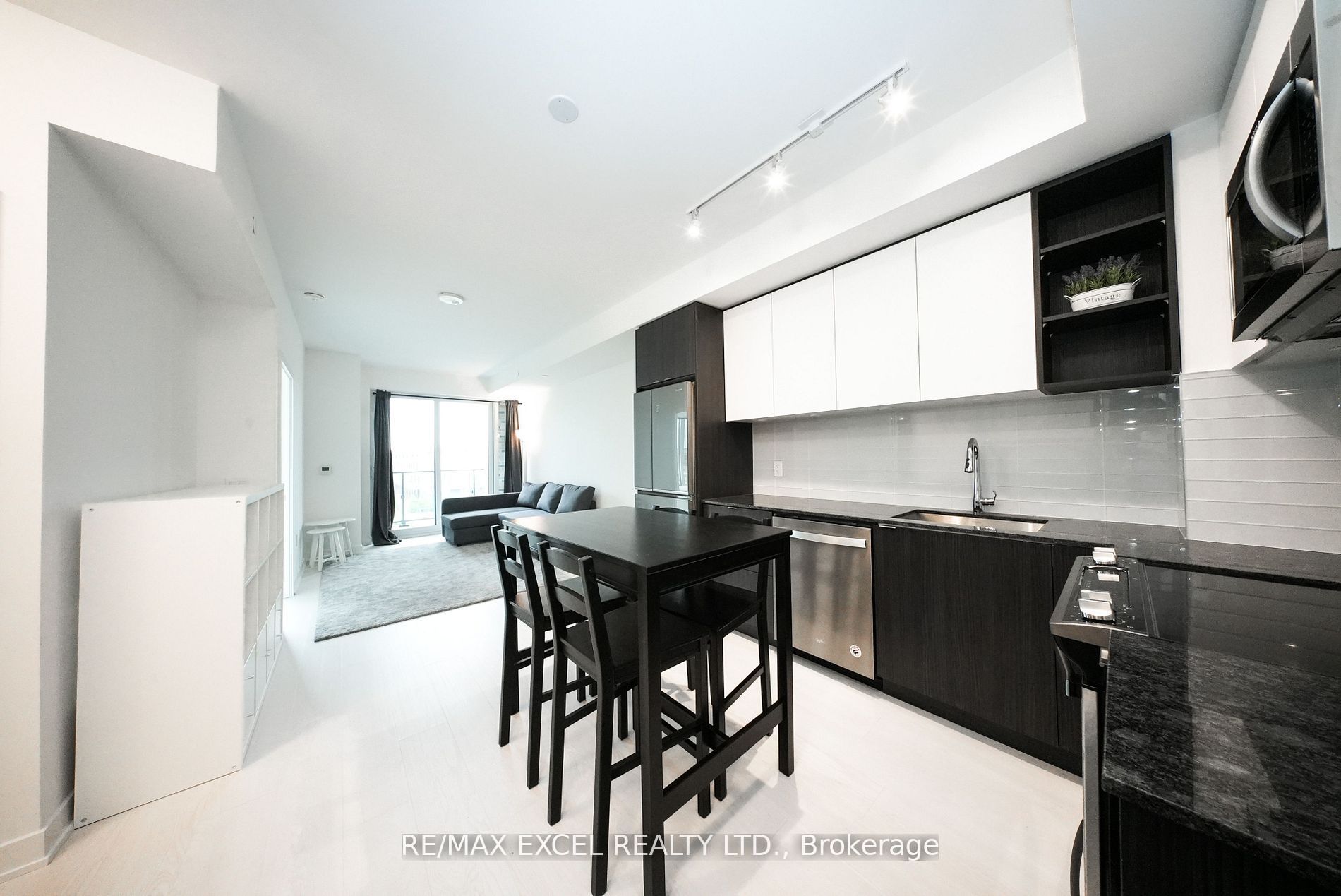 Unit 324 - 100 Eagle Rock Way, Vaughan 2