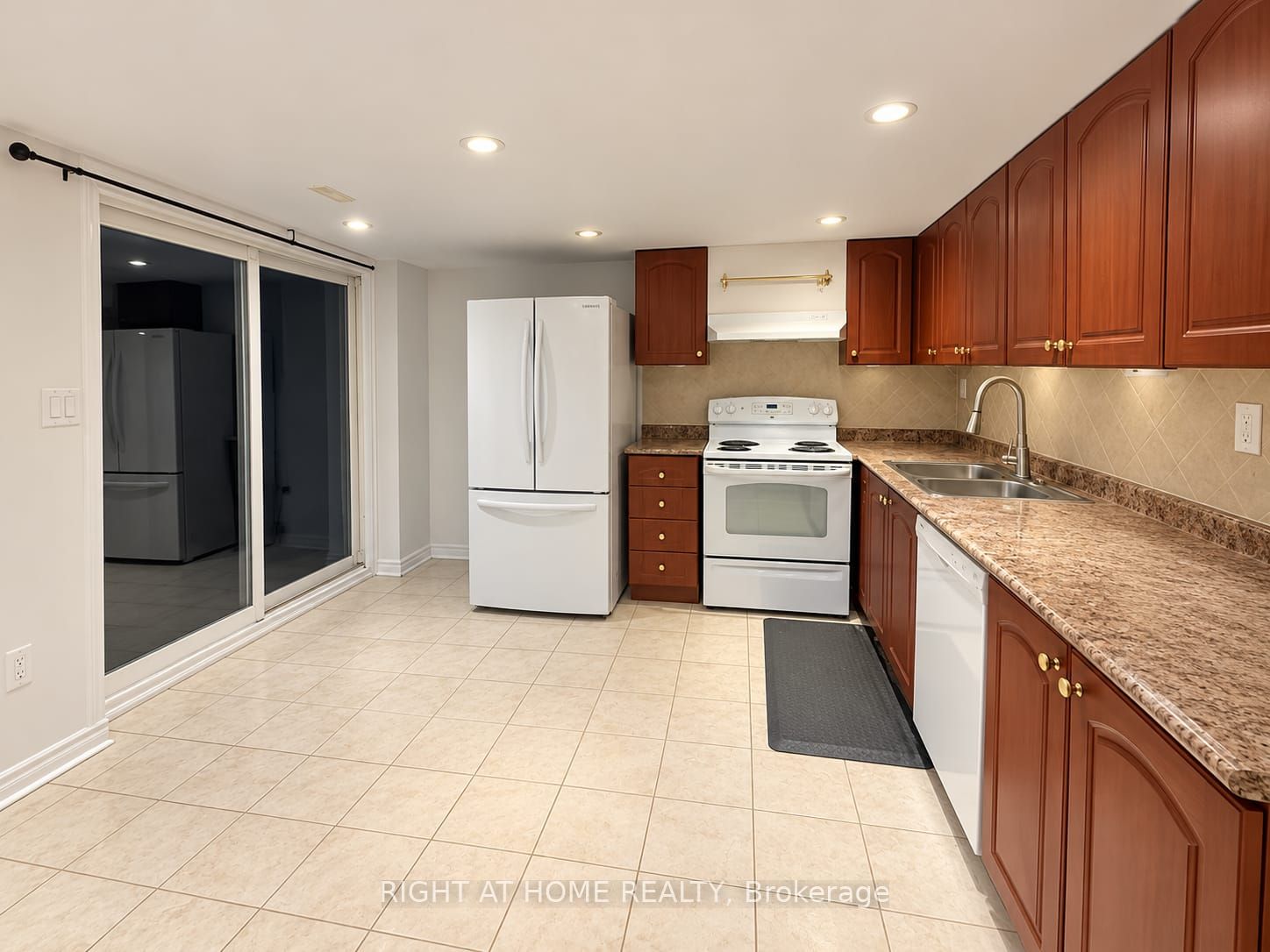 Unit Walkout Basement - 23 Lark Crescent, Richmond Hill 2