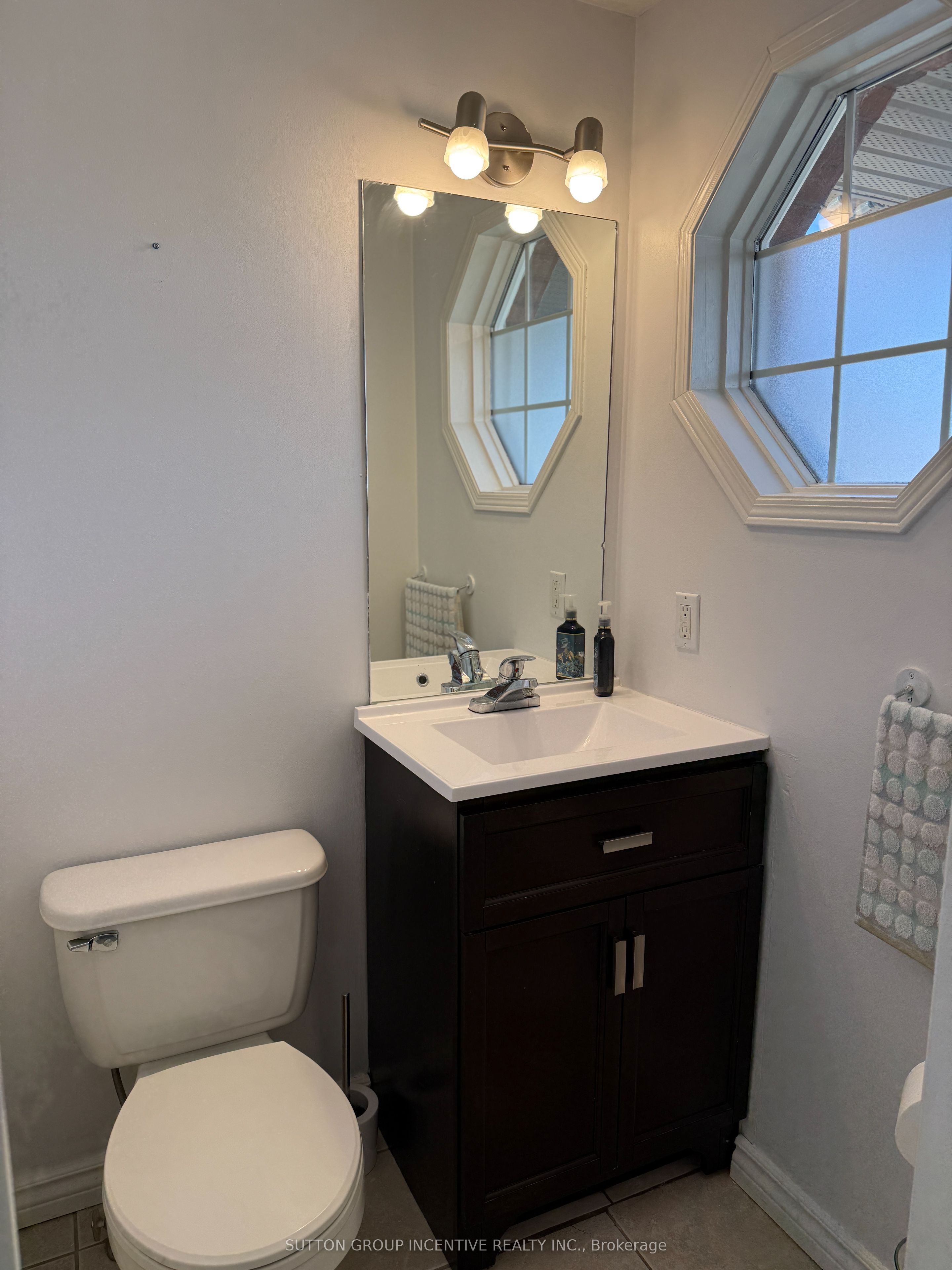 28 Weymouth Road, Barrie 2