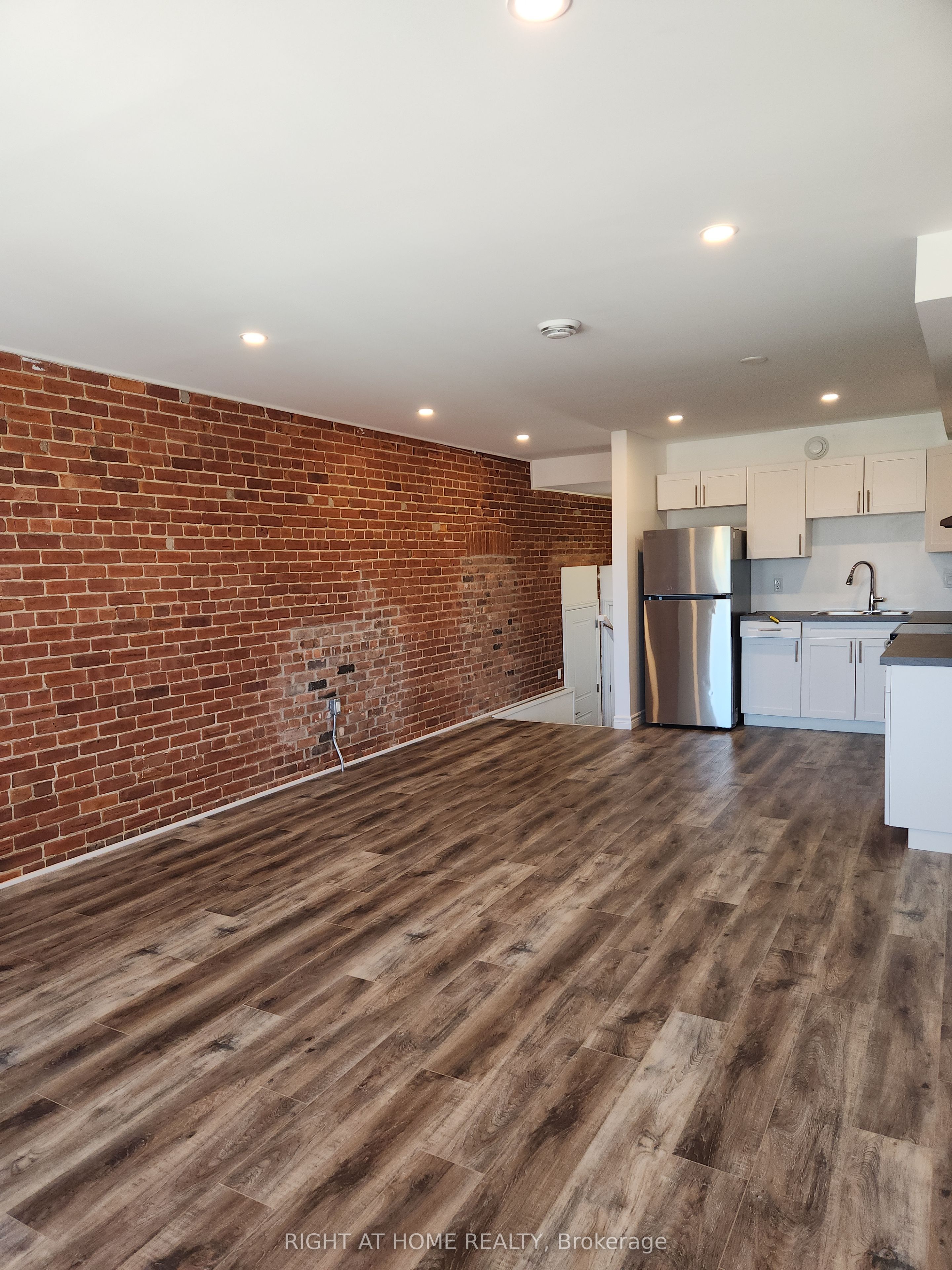 Unit 203 - 9 Queen Street W, Springwater 4