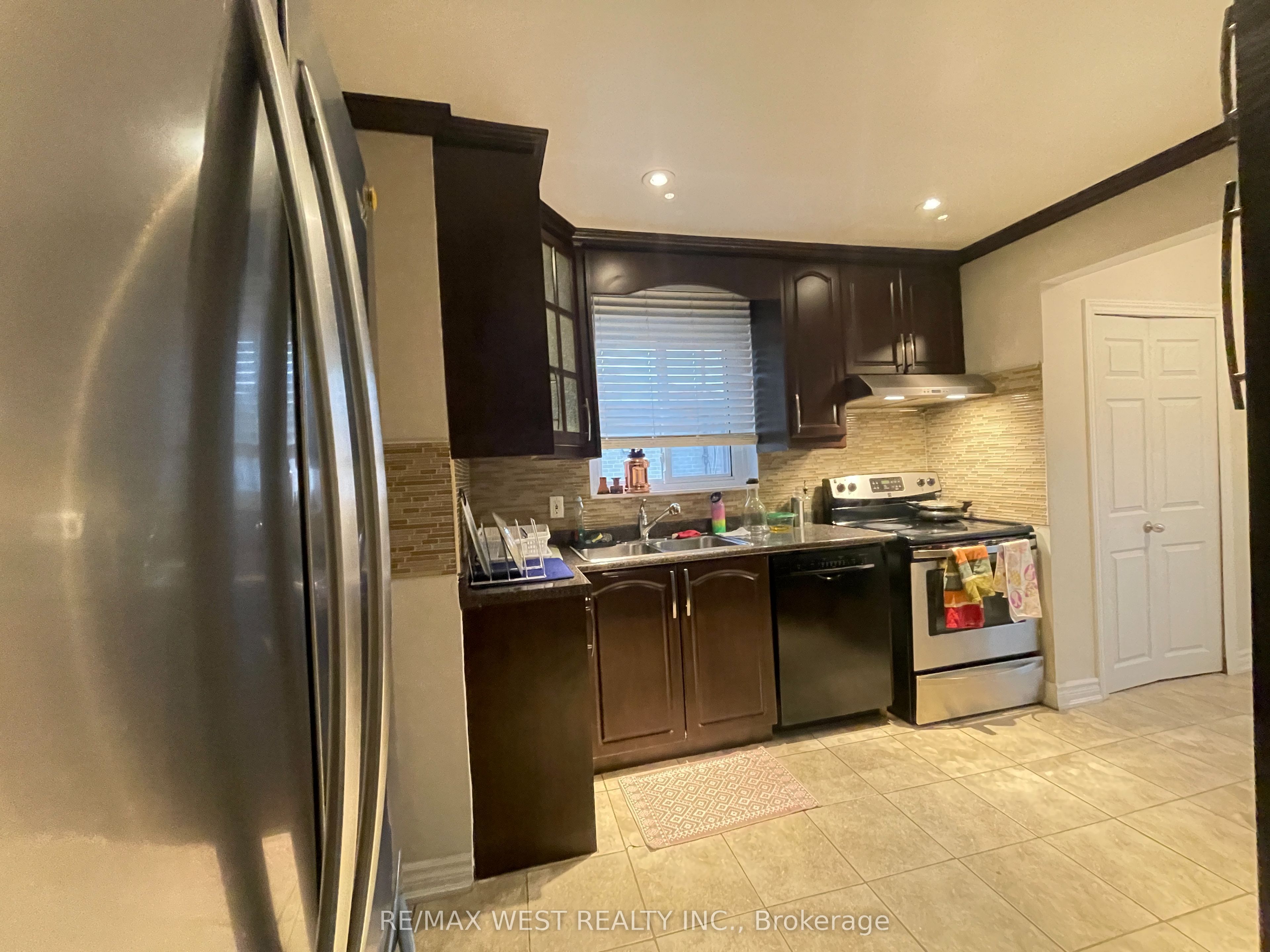 Unit Upper - 25 Coronado Court, North York 2