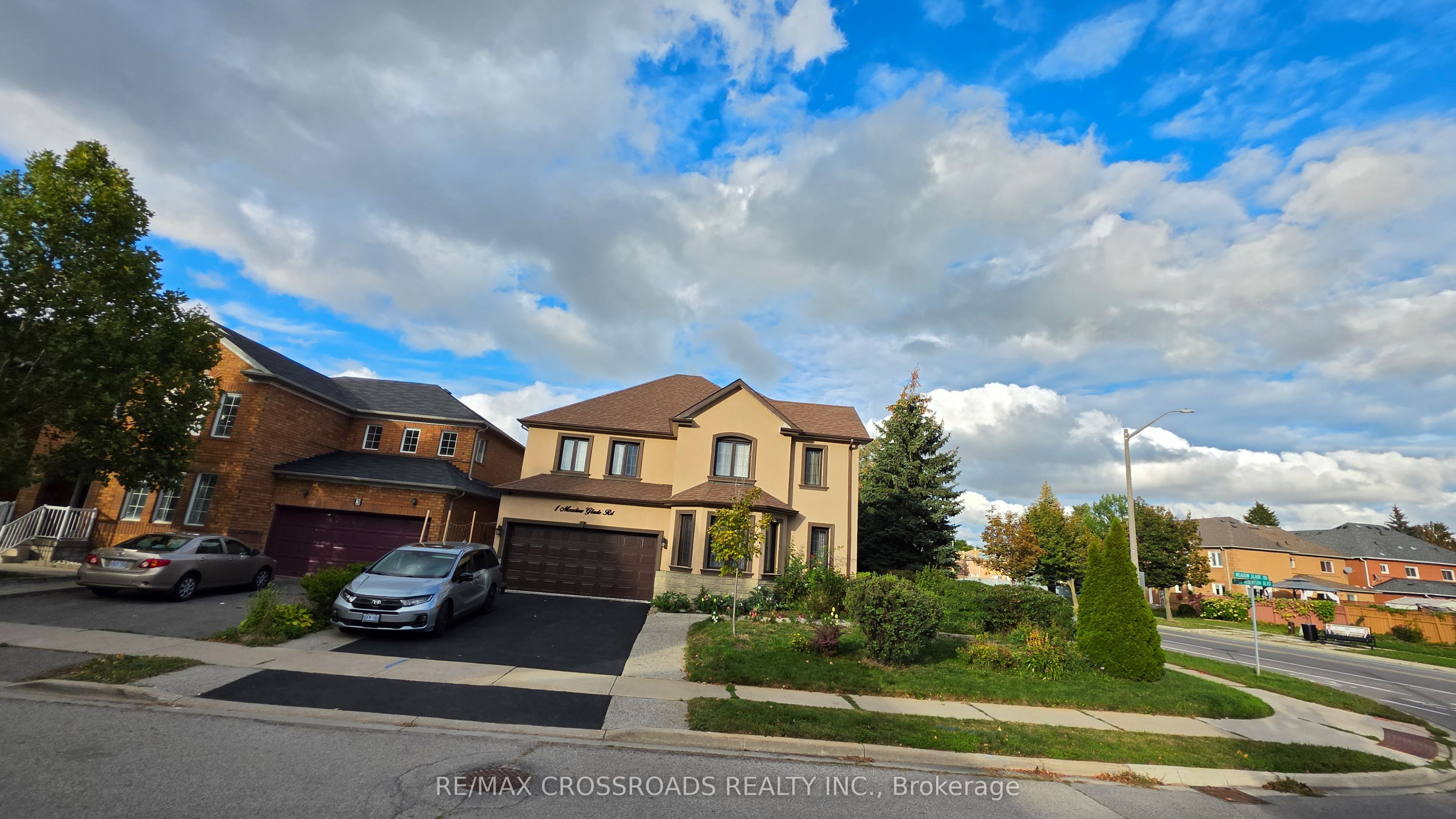 3 Meadow Glade Road, Brampton 2
