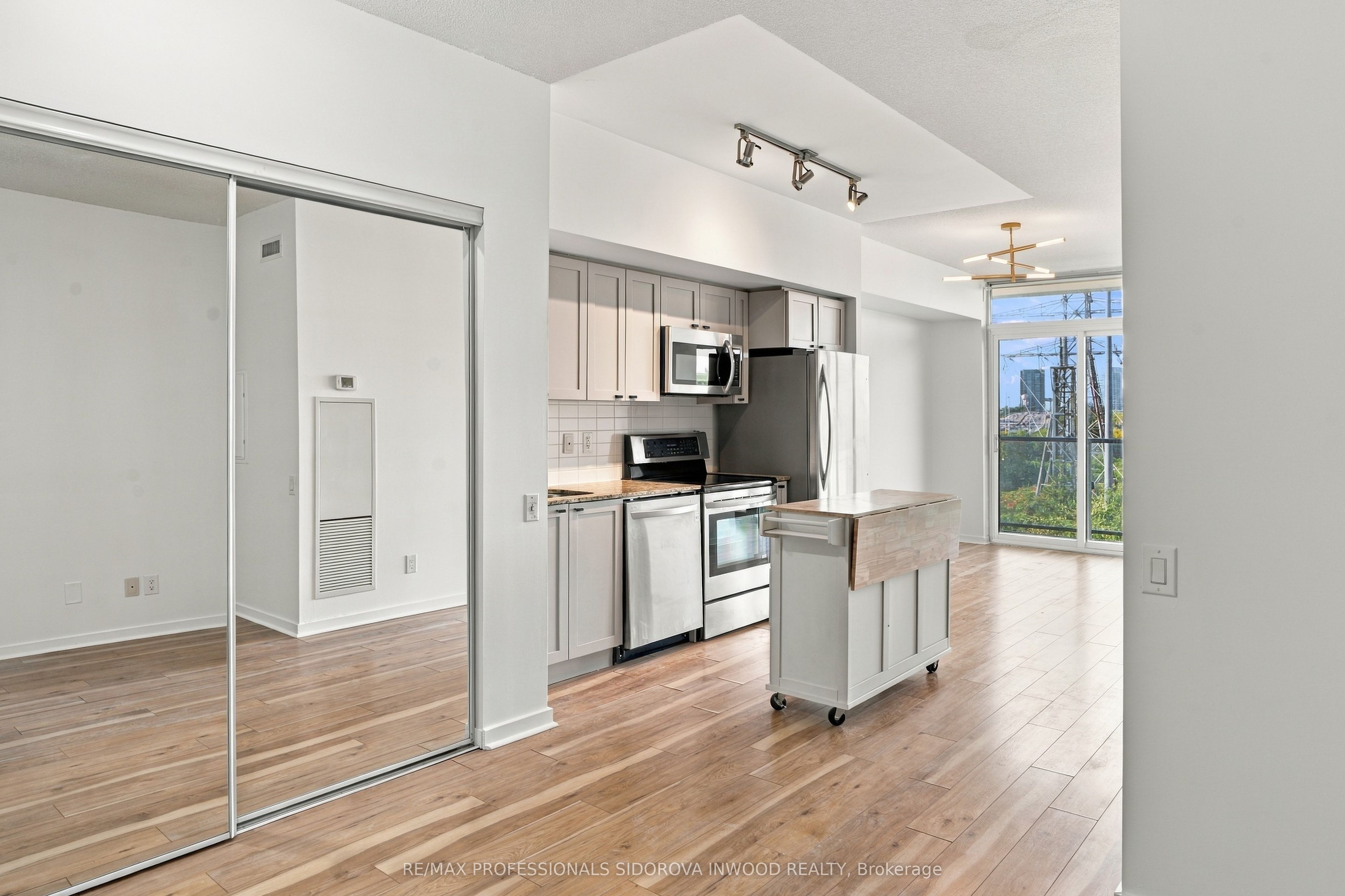 Unit 404 - 105 The Queensway Avenue, Toronto 4