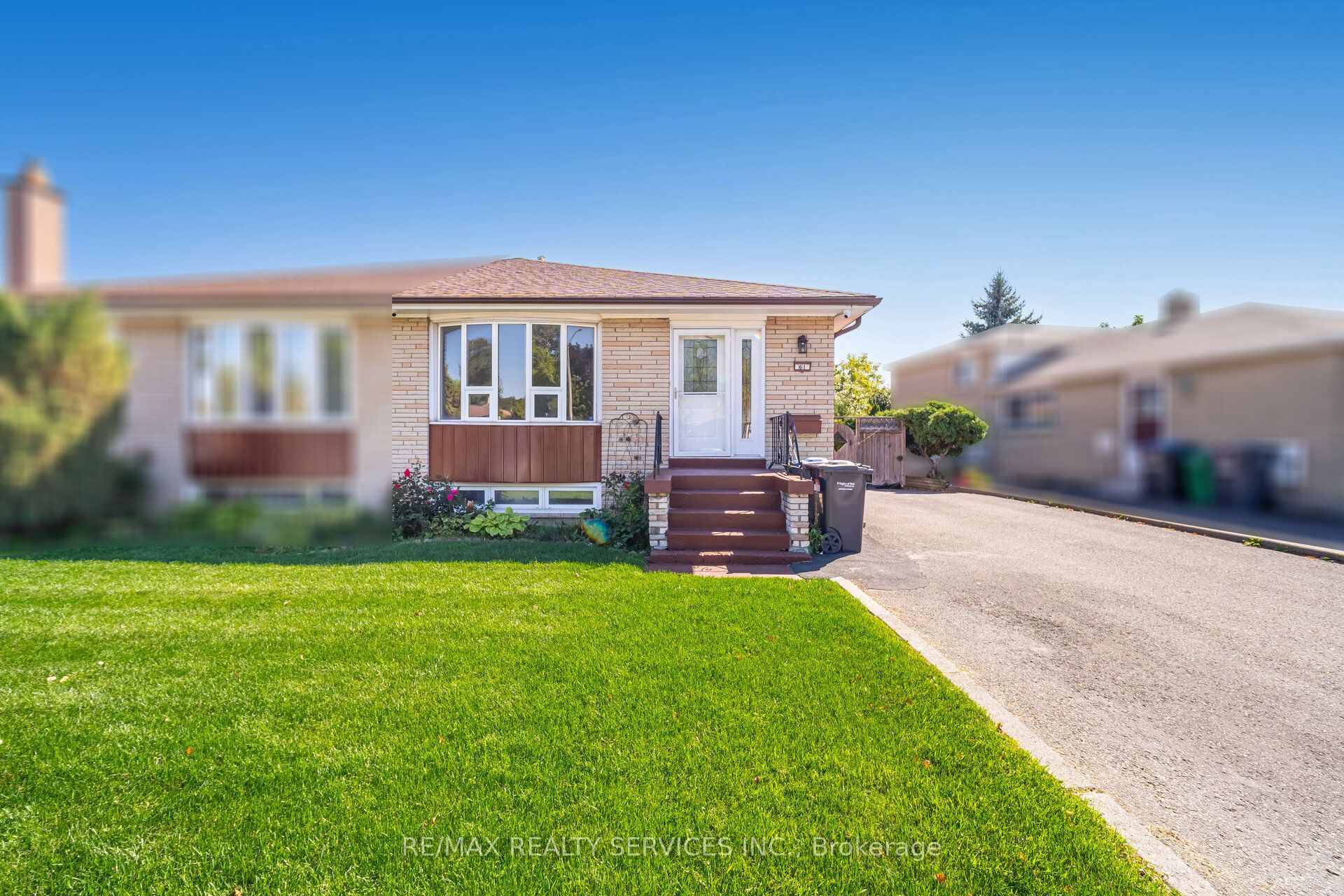 61 Avondale Boulevard, Brampton 2
