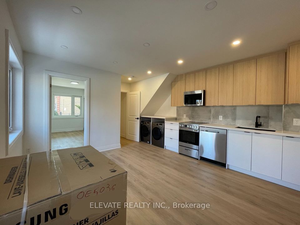 38 Lightbourn Avenue, Toronto 3