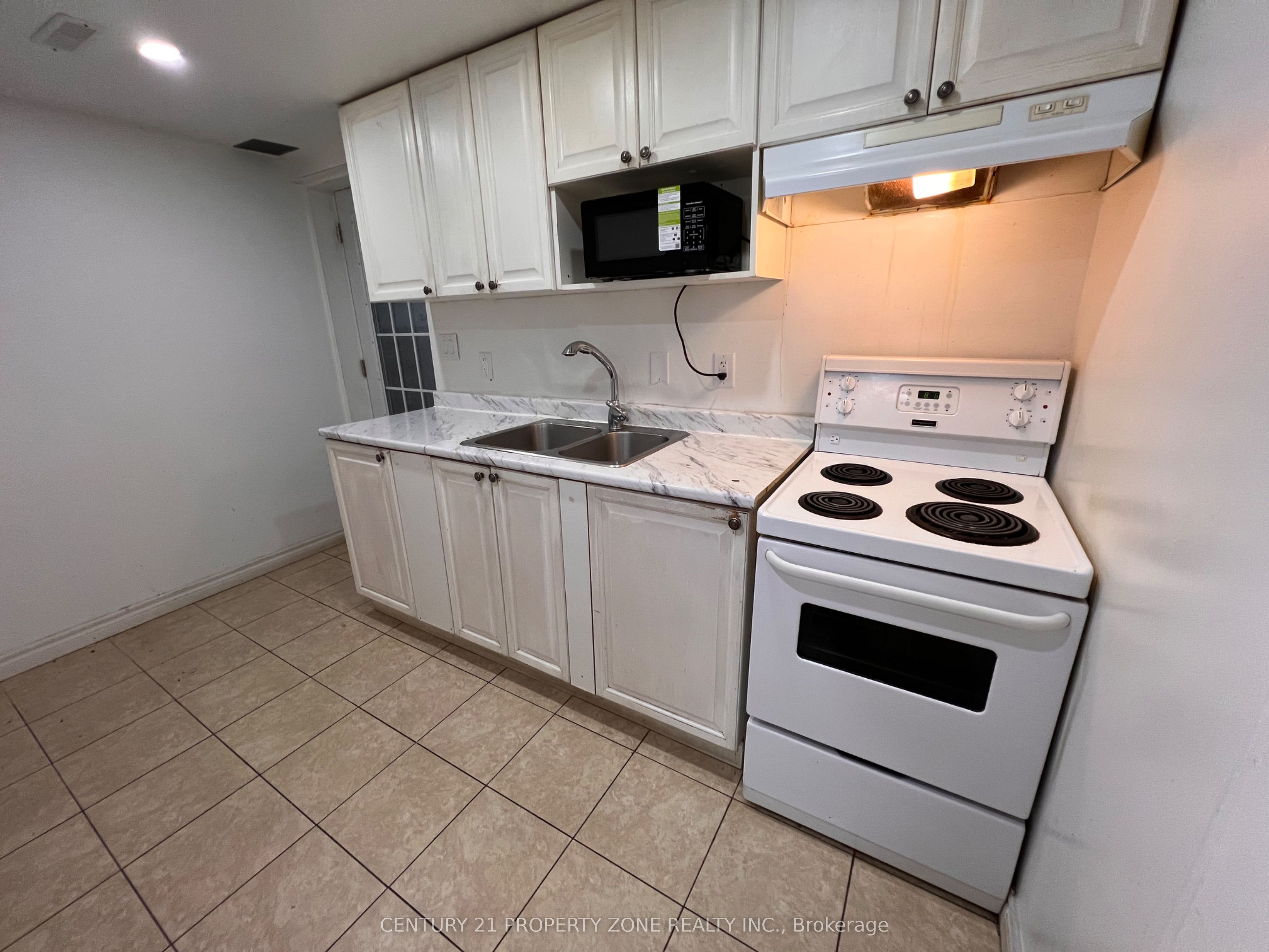 Unit Basement - 6 Roehampton Crescent W, Brampton 4