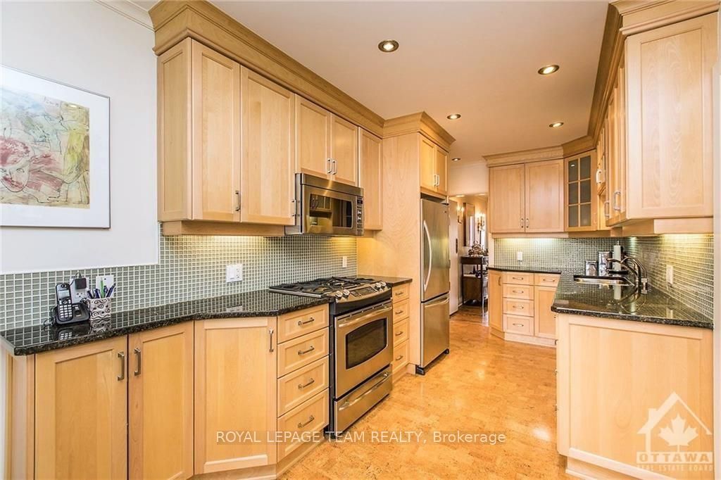 522 PICCADILLY Avenue, Ottawa 2