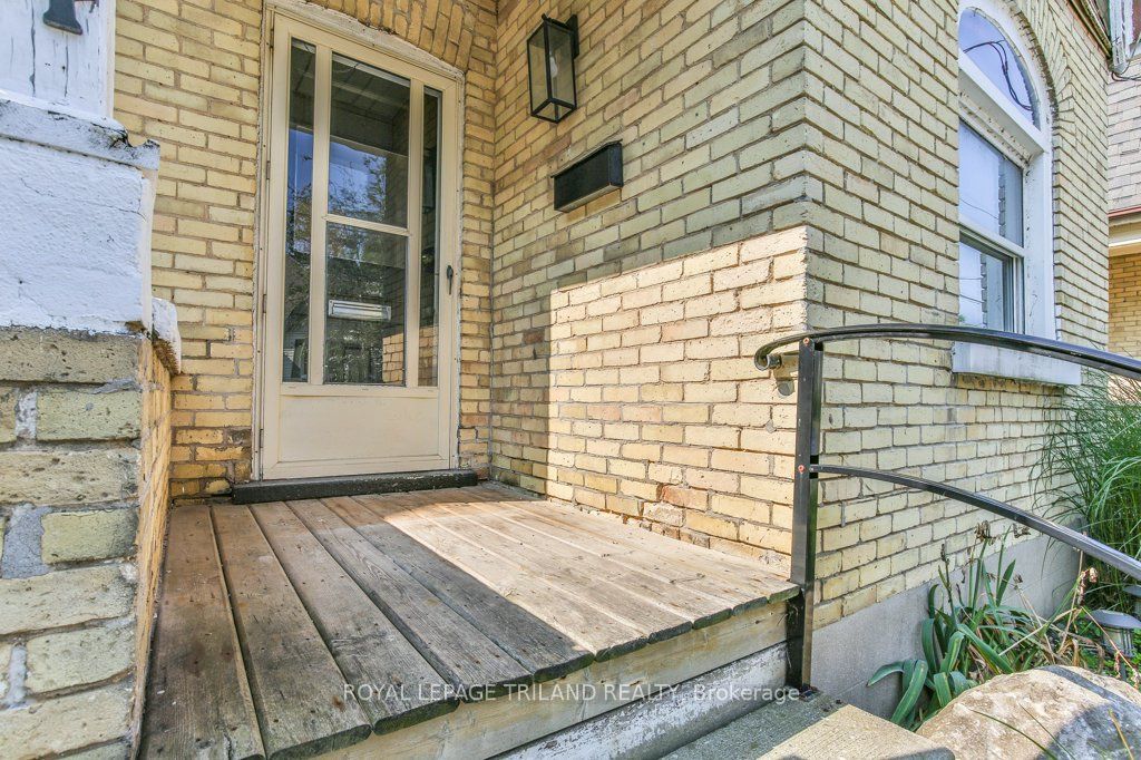 24 MOUNT PLEASANT Avenue, London 3