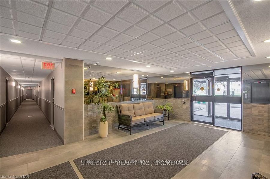 Unit 804 - 1600 Adelaide Street N, London 5