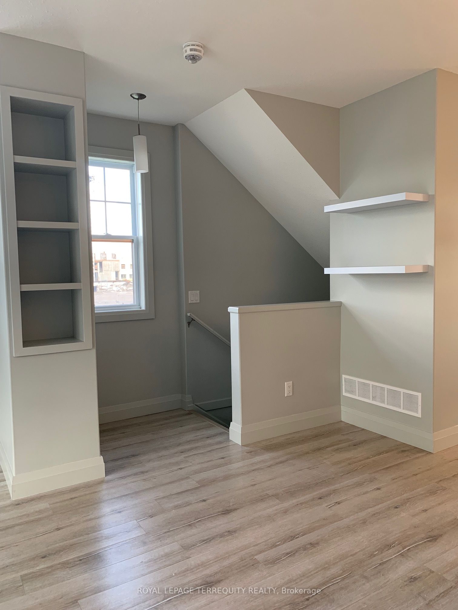 Unit 2 - 3025 Singleton Avenue, London 4